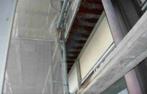 【関連写真】大阪府立金岡高校では2016年にも校舎内に吹き付けアスベストが散乱していた