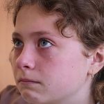 ＜ウクライナ＞地下教室に届いた大阪からの「希望」 少女が涙で願う「ミサイルのない青い空」