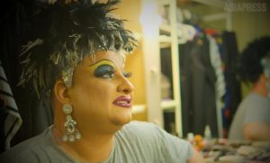 ウクライナのLGBTQ(1)「お母さんには言っちゃだめ」戦時下のドラァグクイーン、ジーナ・スマイル