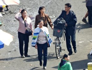 大規模価格調査で探る北朝鮮経済(10) 超インフレ下で庶民はどうやって生き抜いているのか? 3人家族の家計簿をシミュレーション