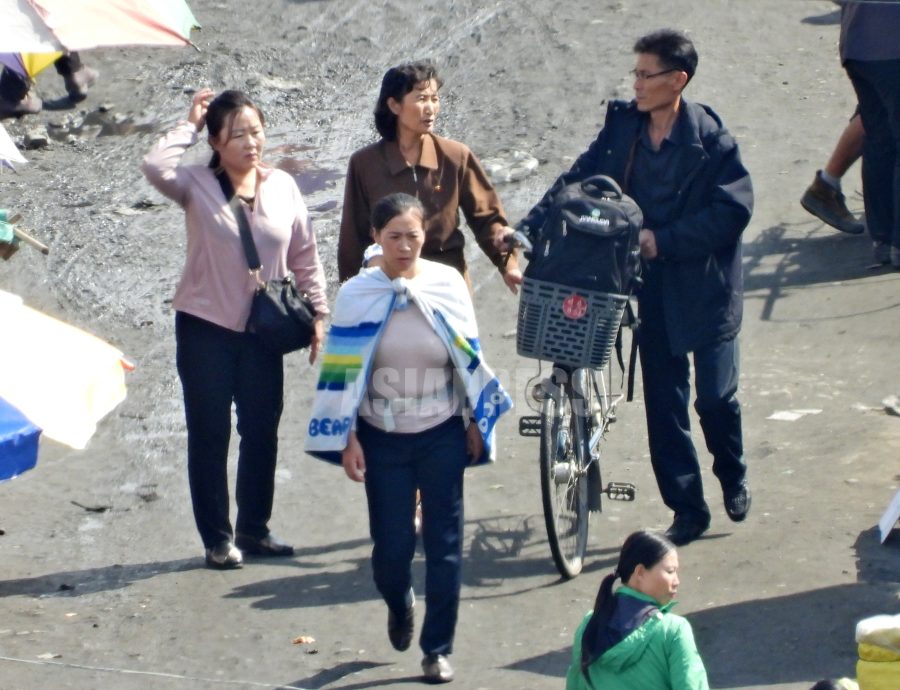 大規模価格調査で探る北朝鮮経済(10) 超インフレ下で庶民はどうやって生き抜いているのか? 3人家族の家計簿をシミュレーション