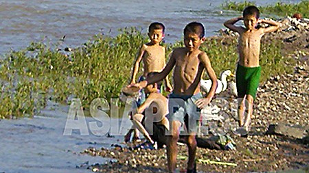 강에서 놀고 있는 평양시 강동군의 어린이들. 허약한 모습이 눈에 띈다. 2008년9월　촬영　장정길（아시아프레스）