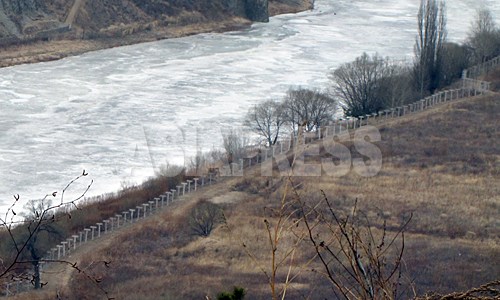 다른 각도에서 본 철조망. 빽빽히 둘려쳐져 있는 것을 알 수 있다. 2012년 3월 남정학 촬영