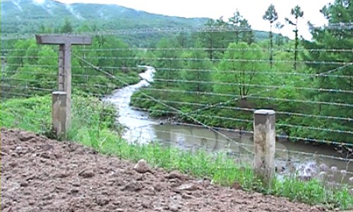 【자료사진】2009년 6월 두만강 최상류지역의 철조망. 이 부근의 강폭은 몇 미터에 불과하다. 이시마루 지로 촬영