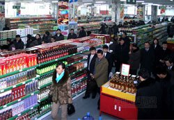 북한 첫 슈퍼마켓 ‘광복지구 상업센터’의 내부. 바코드 시스템을 처음으로 도입했다고 한다. ‘제1백화점과 경쟁해 보라’고 사망 직전의 김 총 비서가 말했다고 ‘조선신보’에 소개됐다. (자료 사진-2012년 1월 우리민족끼리HP)