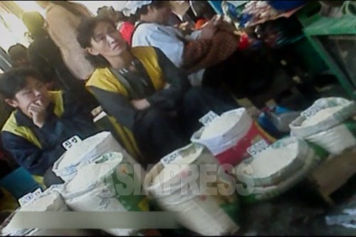 혜산시장 쌀 매대에서 판매원들이 손님을 기다리고 있다. 2012년 11월 양강도 혜산시. 북한 내부 취재협력자 촬영(아시아프레스)