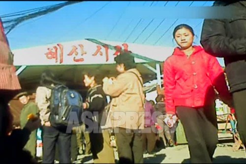 혜산시장 입구 앞에서 주민들이 오가고 있다. 2012년 11월 양강도 혜산시. 북한 내부 취재협력자 촬영(아시아프레스)