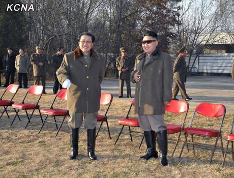 2012년 12월 19일 기마중대 훈련시찰에 나선 김정은과 장성택 (조선중앙통신에서 인용)