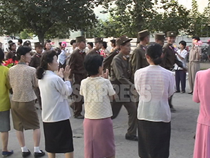 2006년 8월, 미사일발사 소동에 따라 준전시태세를 선언한 북한 정권은 긴급하게 지원병을 모집했다
