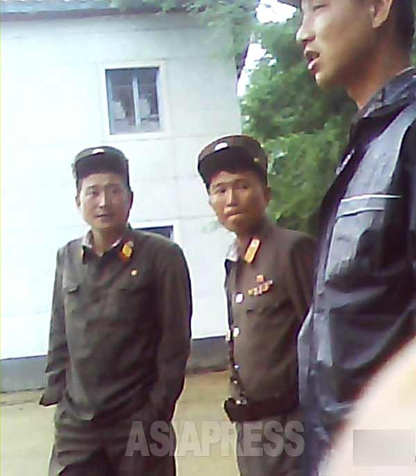 맨 왼쪽의 병사는 한국군 병장에 해당하는 상급병사다