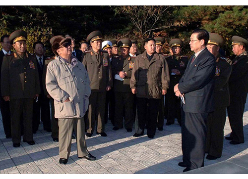 김정일의 앞에 긴장한 표정으로 공손한 자세를 취하고 있는 장성택. 중앙에 김정은의 모습도 있다. (2010년 10월 26일 조선중앙통신에서 인용)