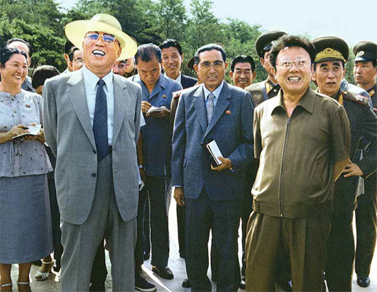 1985년에 촬영된 김일성(왼쪽)과 김정일의 현지 시찰 모습. (