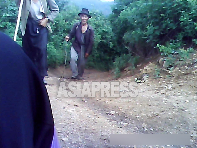 밭을 일구기 위해 산에 오르는 지방도시의 가난한 주민들. 2013년 6월 한 지방 도시의 산에서 촬영 민들레(아시아프레스)