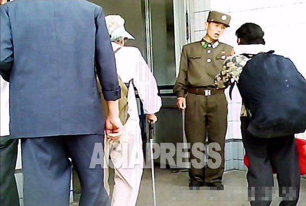 (참고사진) 북한 주민들의 삶은 통제투성이다. 사진은 초라한 옷차림을 하거나 큰 짐을 가진 사람들이 지하철 구내로 들어가지 못하도록 군인이 검문하고 있는 장면. 2011년 6월 구광호 촬영 (아시아프레스)
