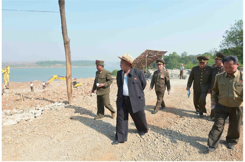 밀짚모자를 쓰고 뒷짐을 진 김정은. 할아버지인 김일성을 의식한 '코스튬 플레이'가 분명하다. 게다가 비만이 평판을 떨어트리고 있다. 2014년 5월 노동신문에서 인용.