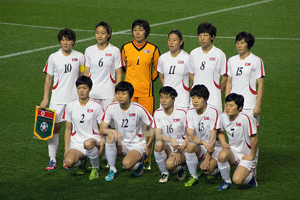 9일 일본 오사카 긴쵸스타디움에서 2016 브라질 리우올림픽 여자축구 아시아지역 최종예선전 북한과 일본과의 경기가 열렸다. 북한 선수들이 기념촬영을 하고 있다. 2016년 3월 9일 (아시아프레스, 이하 동일)