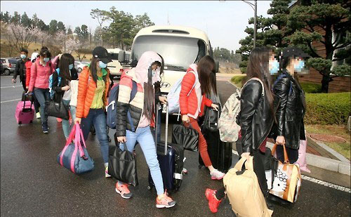 전격적으로 한국에 망명한 13명의 북한 식당 종업원들. 조국에 남은 가족은 연좌되어 처벌될 가능성이 높다. 2016년 4월 한국 통일부 제공