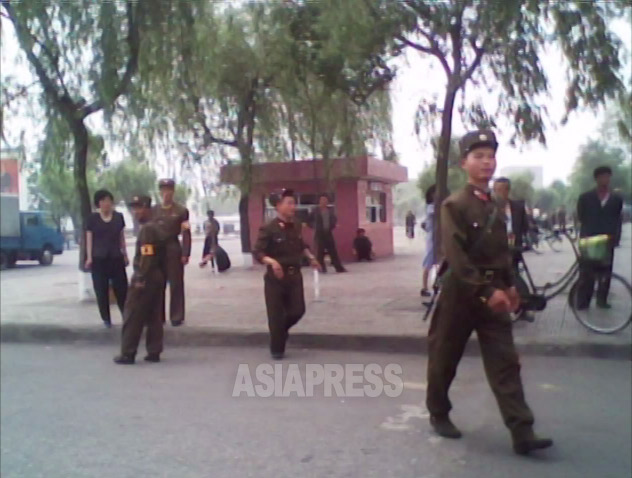 경비 때문에 거리에 전개되는 군인들. 북한에서는 흔히 볼 수 있는 광경이다. 2010년 6월 평안남도 평성시에서 김동철 촬영(아시아프레스)