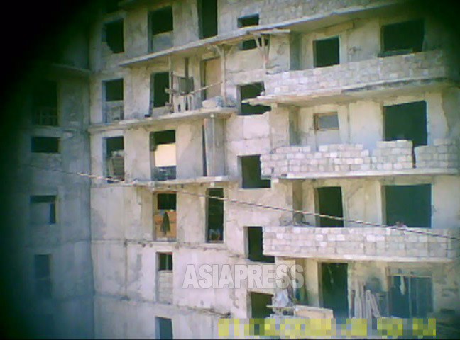 다른 곳에서 만든 시멘트 블록을 쌓은 공법이므로 빠르지만 조제(調製)의 인상을 지울 수 없다. 촬영 구광호(아시아프레스)