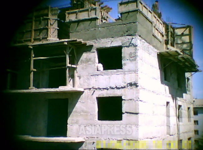 공사를 가까이에서 촬영. 북한은 지진이 적다고 말하지만 간단히 지어도 괜찮을까 걱정된다. 촬영 구광호(아시아프레스)