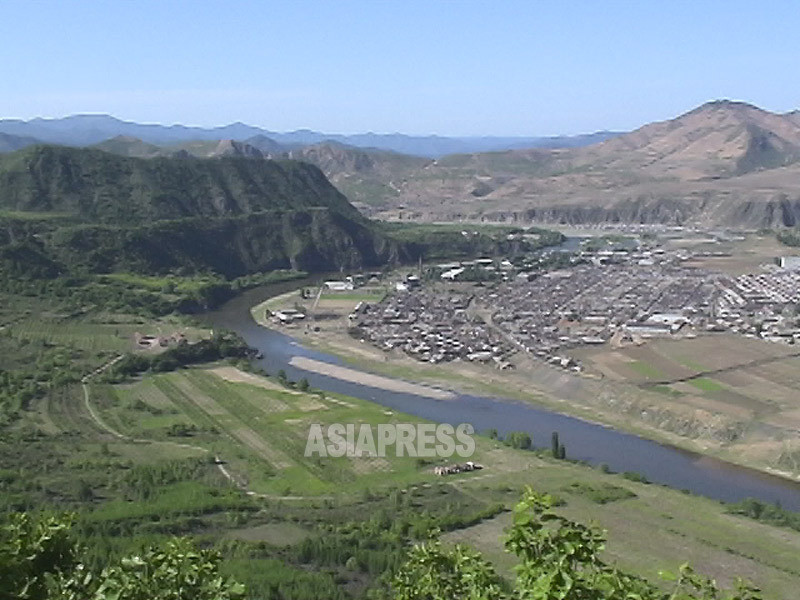 두만강을 끼고 왼쪽이 중국, 오른쪽이 북한. 차이는 분명하다. 2004년 6월 이시마루 지로 촬영