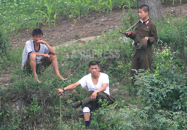 압록강 하류에 주둔하는 국경경비대. 평안북도 삭주군에서 2007년 8월 촬영(아시아프레스)