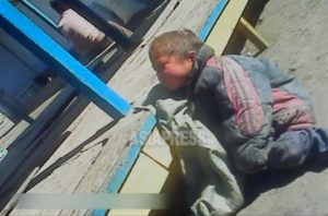 배고파 지쳐서인지 10살도 안 돼 보이는 소년이 시장 바닥에 맥없이 주저앉아 있었다. 2012년 11월 양강도 혜산시 교외. 양강도 거주의 아시아프레스 취재협력자가 촬영.