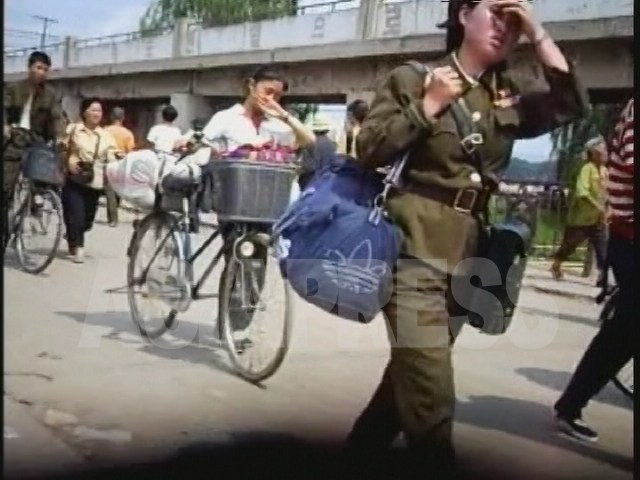아디다스 로고의 가방을 멘 여병사. 병력 부족으로 최근에는 여성의 입대가 늘고 있다. 황해북도 사리원시에서 촬영 리 준(아시아프레스)
