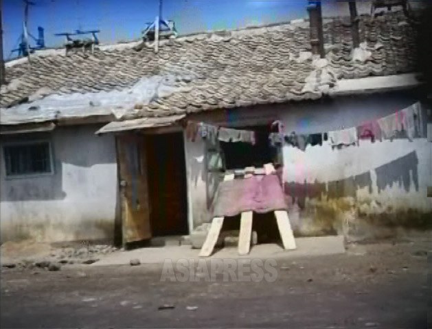 한 집에 두 가구가 입주하는 것을 '동거'라고 한다. 드문 일이 아니다. 사진은 도시 근교에 있는, '하모니까'로 불리는 연립주택의 입구. 2007년 8월 황해북도 사리원에서 리준 촬영(아시아프레스)