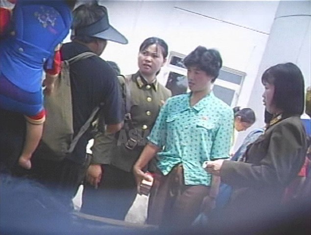 시장에 물건 사러 나온 여성 장교. 2007년 8월 평양시 력포 시장에서 촬영 리 준(아시아프레스)