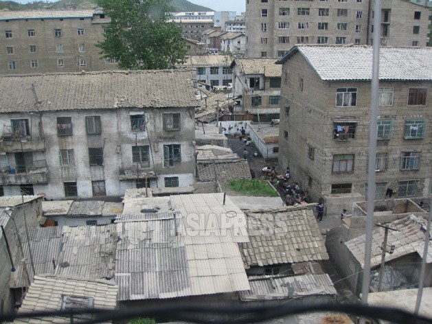 오른쪽에 보이는 아파트는 블록이 노출된 채로 외벽 공사가 미완성이지만, 입주하고 있다. 2008년 6월 평안남도에서 촬영 백향(아시아프레스)