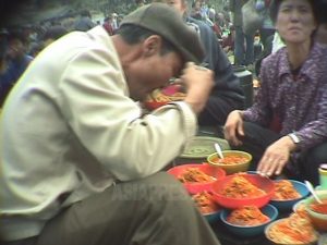 남성이 노점에서 옥수수 국수를 먹고 있다. 촬영된 것은 대기근 중인 1998년 10월. 싸고 양이 많아 당시 가장 일반적인 음식이었다. 강원도 원산시에서 촬영 안 철(아시아프레스)