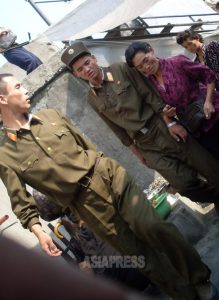 <북한사진보고> 군인은 고달프다2 거리에서 군것질하며 영양을 보충하는 병사들...아이스캔디에 떡, '인조고기'까지