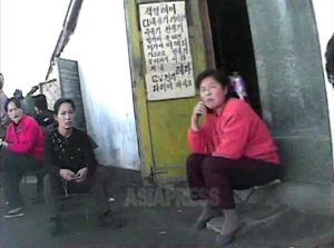 ＜북한내부영상＞ 컬러TV에서 휘발유까지...판매금지품목 암거래 도매상 성황