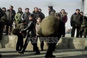 <사진・북한주민의 삶>6 큰 배낭을 메고 동분서주하는 '보따리 장사꾼' 여성들