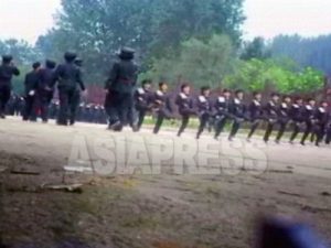 군사 퍼레이드에 강제 동원된 학생들의 비참함