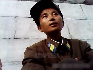 <북한사진보고> 군인은 고달프다5 불쌍한 정도로 여윈 젊은 병사들... 병사의 굶주림은 80년대부터(사진 4장)