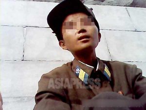 <사진보고> 굶주림에 허덕이는 김정은의 병사들