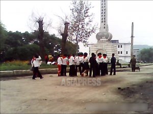 <북한내부> 당대회 앞두고 북중 국경지역은 삼엄...우상화물은 24시간 경호, 외부인 색출