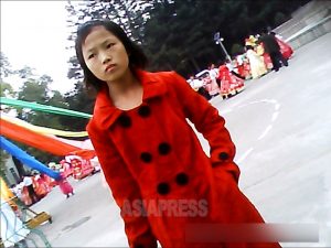 <북한사진보고> 신세대 소녀들(1) 시장을 통해 멋과 유행을 알다...여중생으로 보이는 꼬제비도