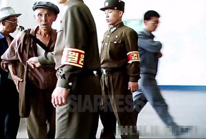 선거 촉박, 투표소 24시간 엄중경계...간판파괴 사건까지