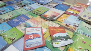 <북한사진보고> 최신 중, 고등학교 교과서 75권 입수...전 과목에서 김정은 우상화 서술, 귀여운 표지도