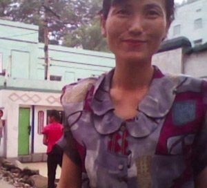 <북한사진보고> 가엾은 북한 여성들3 뒷골목 여성들의 웃는 얼굴을 찍다(사진3장)