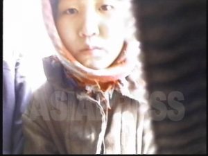 ＜북한사진보고＞ 영상에 기록된 소녀들의 수난（2）  나에게 달려온 노숙 소녀들(사진5장)