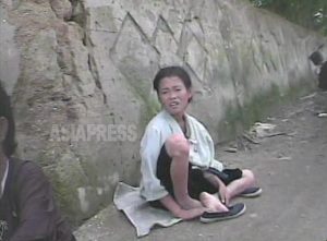 <북한사진보고> 영상에 기록된 소녀들의 수난（4） 골목을 헤매는 소녀들 (사진4장)