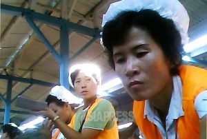 <북한사진보고> 가엾은 북한 여성들6 시장에서 몸을 돌보지 않고 싸워온 여성들(사진4장)
