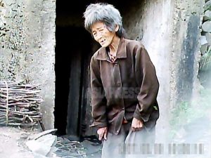 <북한사진보고> 버림받는 노인들(4) 외국인만 모를 뿐, 평양에서도 노인이 골목을 방황하고 있다(사진 4장)