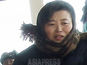 <북한사진보고> 골목에서 일하는 여성들을 찍다(사진4장)