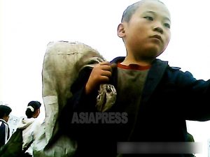 <북한사진보고> 김정은 시대의 어린 꼬제비들, 남매로 보이는 아이들이 노상에서 자는 모습도