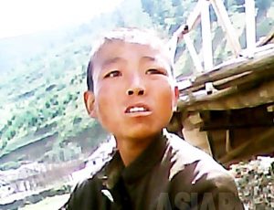<북한사진보고> 김정은 시대의 어린 꼬제비들(4) 방치되는 부랑아, 도울 수 없는 것이 현실